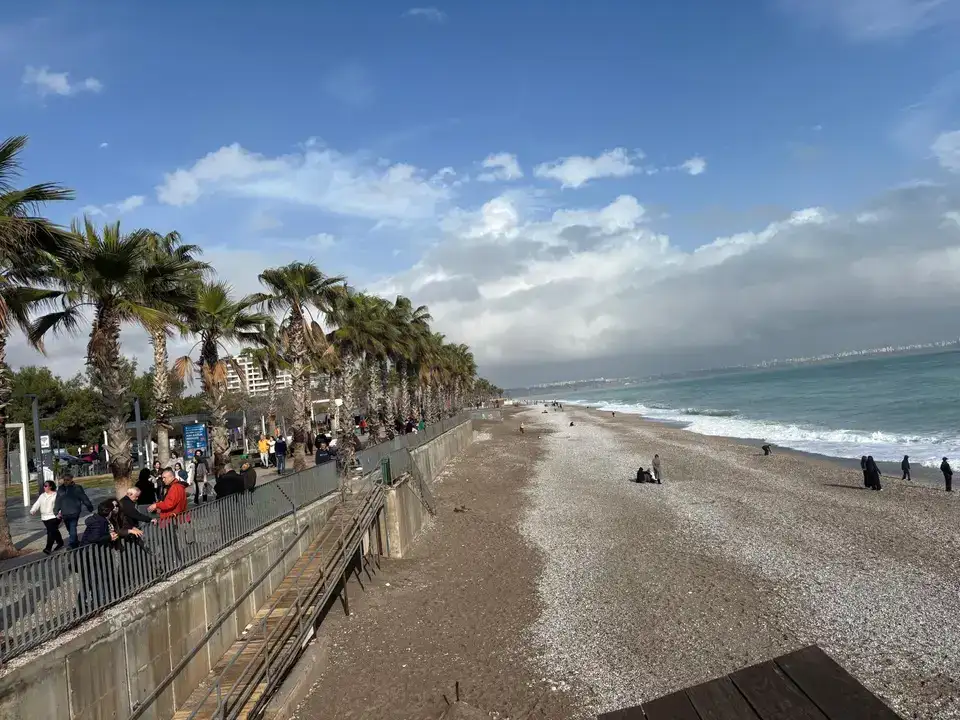 Fırtına Dinince Konyaaltı Sahili Doldu 2